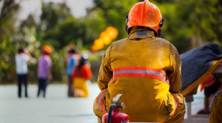 bombero-fuego-traje-proteger-al-bombero-entrenar-bomberos_44272-11058